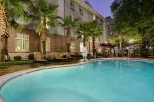 uma grande piscina em frente a um hotel em Holiday Inn Express Hotel & Suites Charleston-Ashley Phosphate, an IHG Hotel em Charleston
