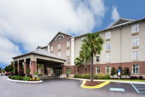 une représentation de l'avant d'un hôtel dans l'établissement Holiday Inn Express Hotel & Suites Charleston-Ashley Phosphate, an IHG Hotel, à Charleston