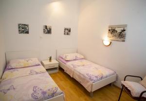 Apartments Ana - great location, near the beach 객실 침대