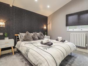 um quarto com uma cama com duas pessoas deitadas sobre ela em Sparrows Den Lodge em Winchelsea