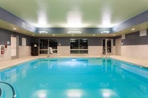 uma grande piscina com água azul em Holiday Inn Express & Suites - Brigham City - North Utah, an IHG Hotel em Brigham City