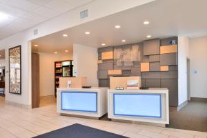 eine Lobby eines Krankenhauses mit zwei blauen Bildschirmen in der Unterkunft Holiday Inn Express & Suites Farmington Hills - Detroit, an IHG Hotel in Farmington Hills