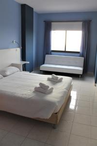 a bedroom with a bed with two towels on it at Magnífico apartamento Playa Paraíso in Callao Salvaje