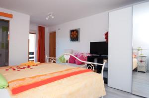Postel nebo postele na pokoji v ubytování Apartments Mencinger