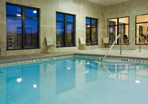 una piscina en un hotel con ventanas y una piscina en Holiday Inn Express Hotel and Suites Borger, an IHG Hotel, en Borger