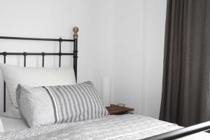- un lit avec un cadre noir et un oreiller dans l'établissement Ferienwohnung Bauhausblick, à Dessau