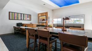 a conference room with a long table and chairs at Holiday Inn Express Hotel & Suites Everett by IHG in Everett