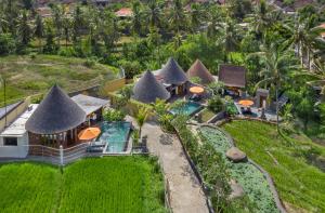 uma vista aérea de um resort com uma piscina em Green Field Resort Ubud em Ubud