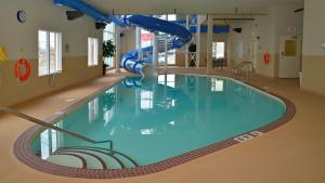Holiday Inn Express Hotel & Suites Edson, an IHG Hotel 내부 또는 인근 수영장