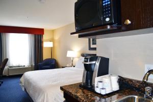 Holiday Inn Express Hotel & Suites Edson, an IHG Hotel TV 또는 엔터테인먼트 센터