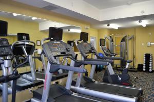Fitness centrum a/nebo fitness zařízení v ubytování Holiday Inn Express Hotel & Suites Edson by IHG