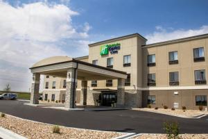 Un hotel con un cartel en la fachada del edificio. en Holiday Inn Express and Suites Sikeston by IHG, en Sikeston