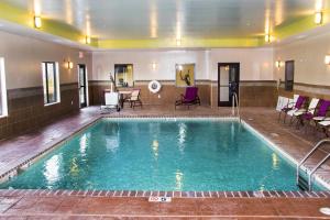 Holiday Inn Express and Suites Sikeston, an IHG Hotel tesisinde veya buraya yakın yüzme havuzu