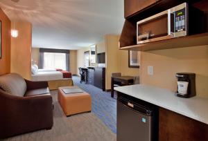 Dapur atau dapur kecil di Holiday Inn Express & Suites St Louis Airport, an IHG Hotel