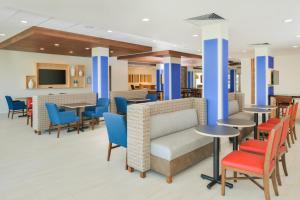 una sala d'attesa con tavoli e sedie in ospedale di Holiday Inn Express & Suites - Chadron, an IHG Hotel a Chadron
