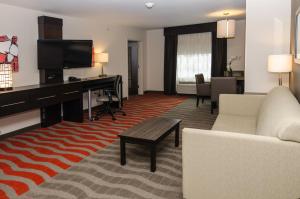 una sala de estar con sofá y escritorio en una habitación de hotel en Holiday Inn Express & Suites Columbus - Easton Area, an IHG Hotel en Gahanna