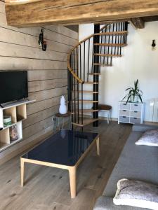 a living room with a staircase and a coffee table at NID DOUILLET in Sancerre