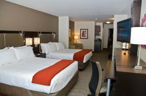 Postel nebo postele na pokoji v ubytování Holiday Inn Express & Suites Columbus - Easton Area, an IHG Hotel