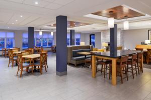 Restoran atau tempat makan lain di Holiday Inn Express Hotel & Suites Clifton Park, an IHG Hotel