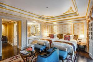 Giường trong phòng chung tại Dalat Palace Heritage Hotel