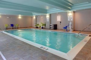 
The swimming pool at or near Holiday Inn Express & Suites Cross Lanes, an IHG Hotel
