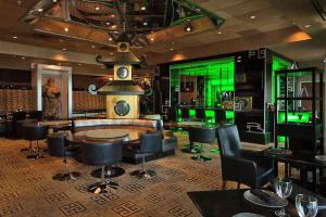 オカラにあるHoliday Inn Hotel & Suites Ocala Conference Center by IHGのテーブルと椅子と時計のあるレストラン
