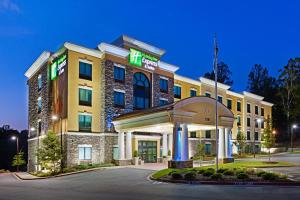 une séance d'hôtel la nuit dans l'établissement Holiday Inn Express Hotel & Suites Clemson - University Area, an IHG Hotel, à Clemson