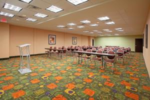 una sala de conferencias con mesas y sillas. en Holiday Inn Express Hotel & Suites Clemson - University Area, an IHG Hotel en Clemson