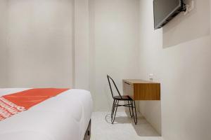 מיטה או מיטות בחדר ב-Super OYO 2756 Anata
