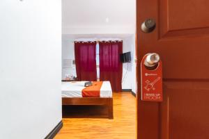 Postel nebo postele na pokoji v ubytování RedDoorz at Nirvana Pension House