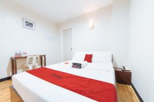 Postel nebo postele na pokoji v ubytování RedDoorz at Nirvana Pension House