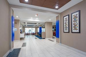 un pasillo de una oficina con paredes azules y suelo de baldosa en Holiday Inn Express & Suites Chattanooga - East Ridge, an IHG Hotel, en Chattanooga