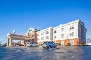 a car parked in a parking lot in front of a hotel at Holiday Inn Express & Suites Chattanooga - East Ridge by IHG in Chattanooga