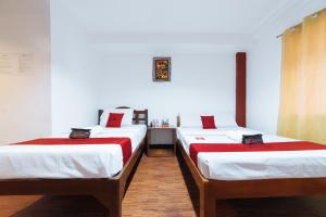 Postel nebo postele na pokoji v ubytování RedDoorz at Nirvana Pension House + 37 fotografií