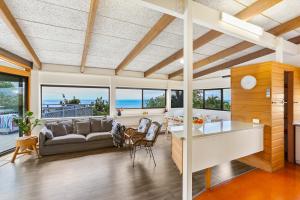 uma sala de estar com um sofá e uma mesa em Sunshine Beach Shack em Sunshine Beach