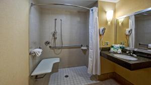 Un baño de Holiday Inn Express & Suites Cookeville by IHG