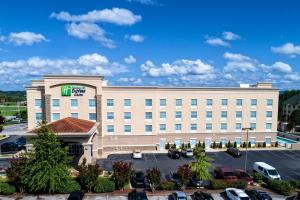 an image of a hotel with a parking lot at Holiday Inn Express & Suites Cookeville by IHG in Cookeville