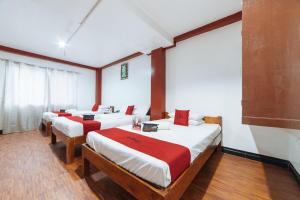 Postel nebo postele na pokoji v ubytování RedDoorz at Nirvana Pension House