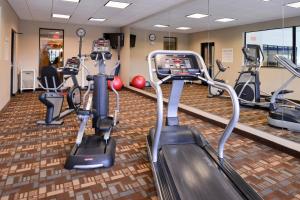 Gimnasio o instalaciones de fitness de Holiday Inn Express & Suites Fairmont, an IHG Hotel