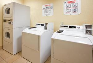 uma lavandaria com 2 lavatórios e um frigorífico em Holiday Inn Hotel & Suites Springfield, an IHG Hotel em Springfield