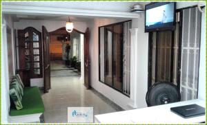 卡塔赫纳HOTEL CASA GARCES的客厅里墙上有一台电视