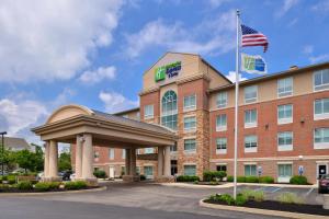 an image of a hotel with an american flag at Holiday Inn Express Hotel & Suites Cincinnati - Mason by IHG in Mason