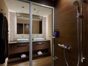 Okinawa NaHaNa Hotel & Spa tesisinde bir banyo