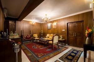 Istumisnurk majutusasutuses Baber Mahal Vilas - The Heritage Hotel
