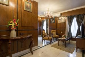 Istumisnurk majutusasutuses Baber Mahal Vilas - The Heritage Hotel