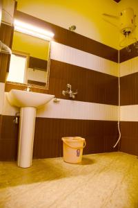 y baño con lavabo, aseo y espejo. en Hotel Rani Bagh Resort, en Beāwar