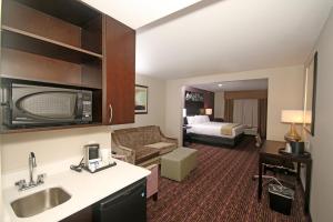 Gulta vai gultas numurā naktsmītnē Holiday Inn Express & Suites Charlotte North, an IHG Hotel