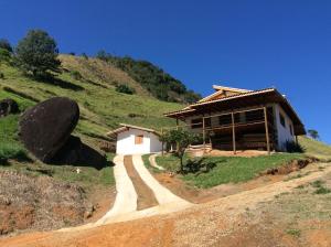 a house on a hill with a path in front of it at Casa Cleo - Somente carro 4x4 ou fazemos translado sem custo in São Francisco Xavier