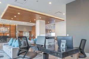 a office with a desk with two computers on it at Holiday Inn Express & Suites Silao Aeropuerto Terminal by IHG in Silao