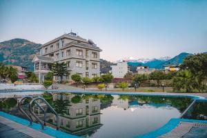 Bazén v ubytování Gateway Himalaya Resort nebo v jeho okolí